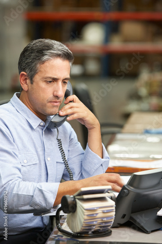 Cuadro en lienzo Manager Working At Desk In Warehouse