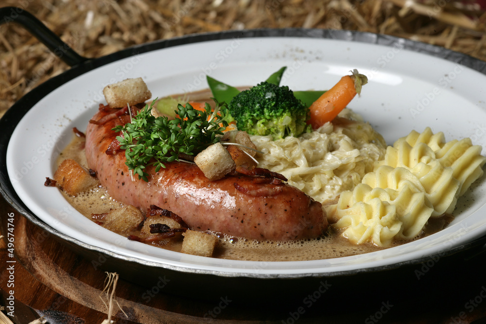 Bratwurst mit Kartoffelpüree und Specksoße u. Sauerkraut Bratwurst mit Kartoffelpüree und Specksoße u. Sauerkraut