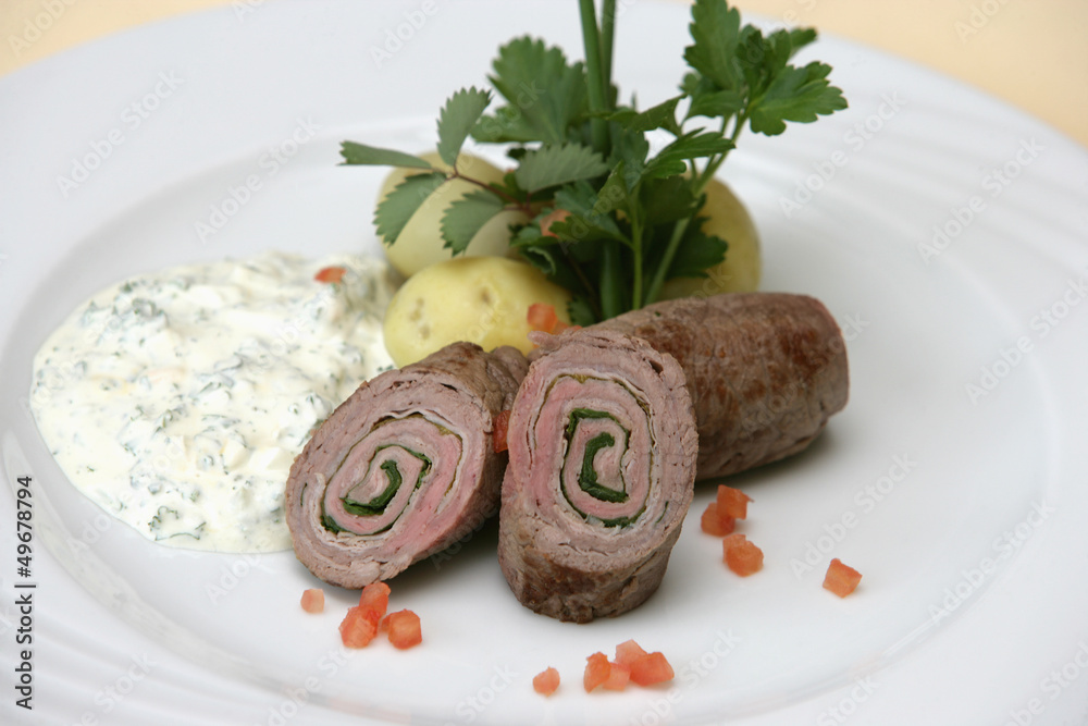 Kalbsröllchen mit grüner Füllung und grüner Soße Stock Photo | Adobe Stock