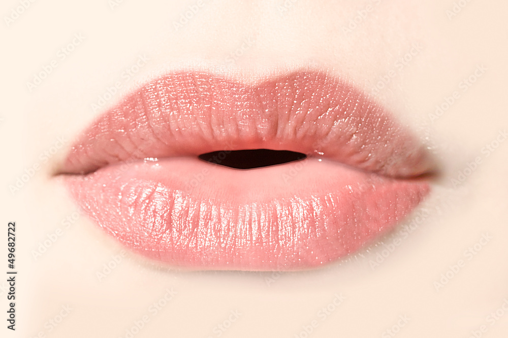 Naklejka premium Bouche de jeune femme naturelle, face