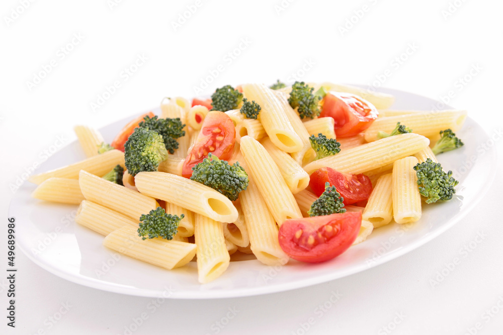 pasta with tomato and broccoli