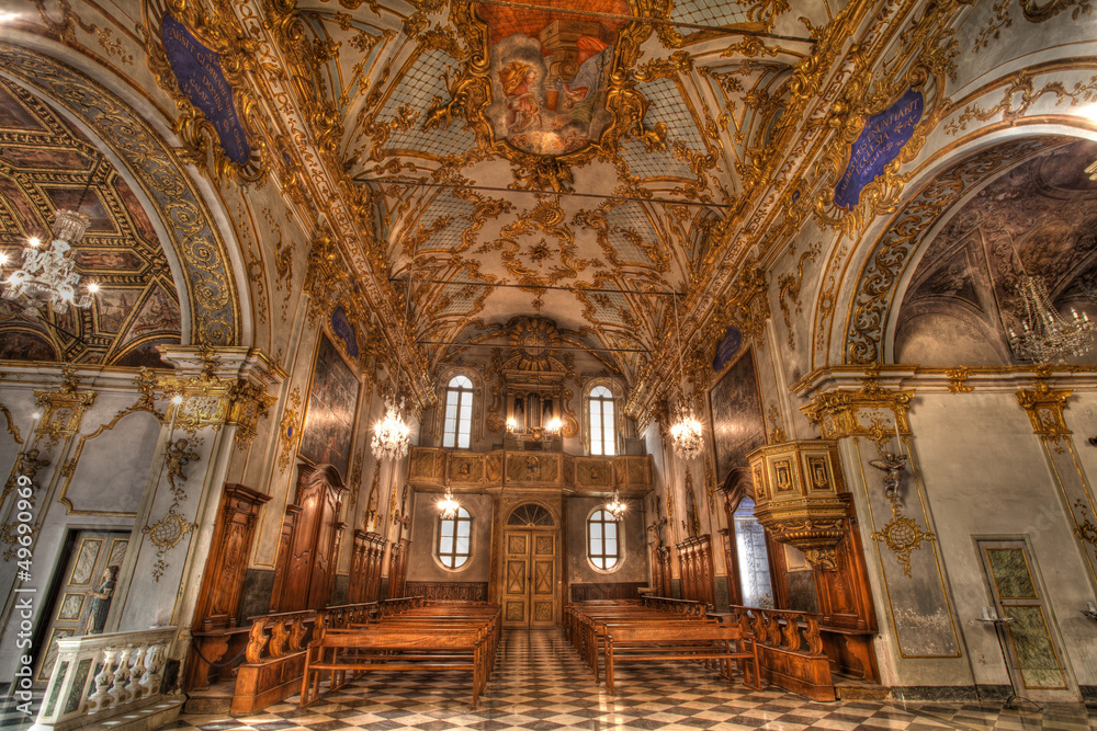 Fototapeta premium interieur d'église corse (sainte croix à Bastia)