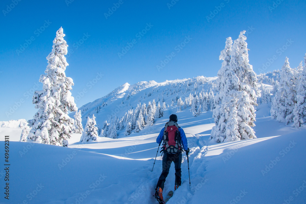 Skitour in den verschneiten Bergen