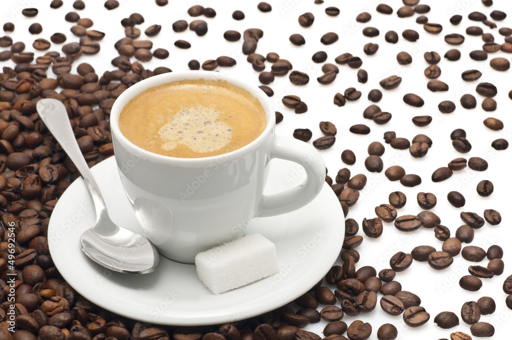 Fototapeta premium tazzina di caffe' con chicchi tostati