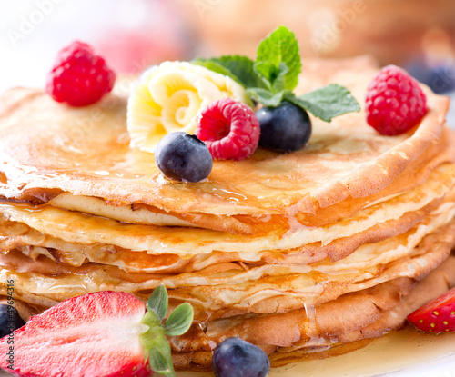 Pannenkoek. Omfloerst Met Bessen. Pannenkoeken stapel