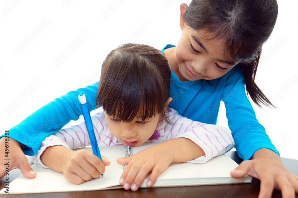 仲良く勉強を楽しむ姉妹 仲良く勉強を楽しむ姉妹
