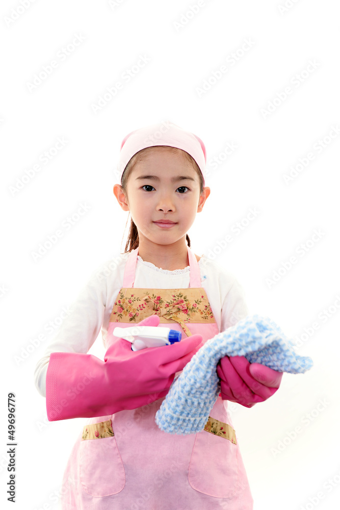 エプロンを着て掃除をする女の子 エプロンを着て掃除をする女の子