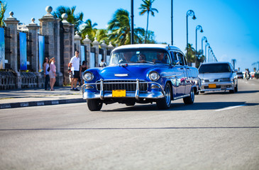 Plexiglas schilderij Cubaanse oldtimers Rijdende oldtimer op promenade Kavanna  © mabofoto@icloud.com