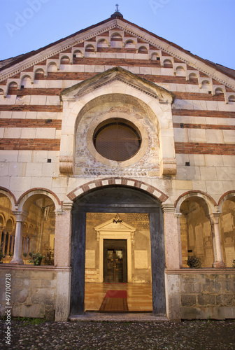 Verona - Portal and atrium of Chiesa di Santissima Trinita © Renáta Sedmáková