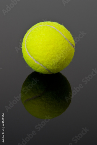 palla da tennis gialla su sfondo nero © RiCi