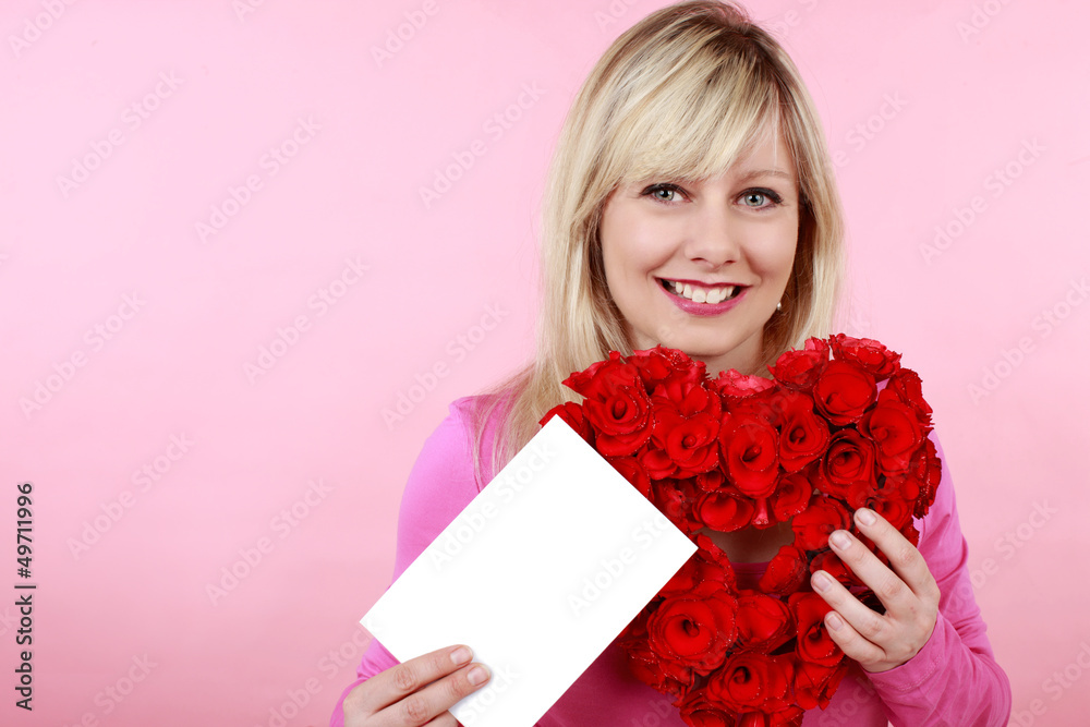 Glückliche Frau mit Rosenherz und weißer Karte Glückliche Frau mit Rosenherz und weißer Karte