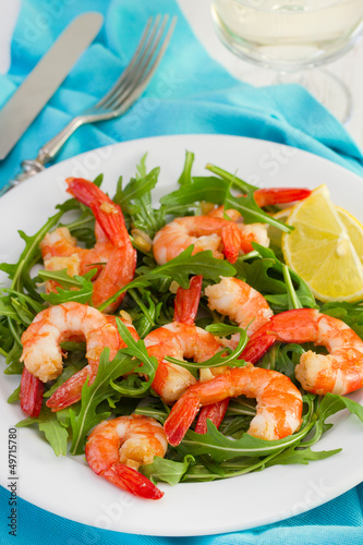 salad with fried shrimps and lemon