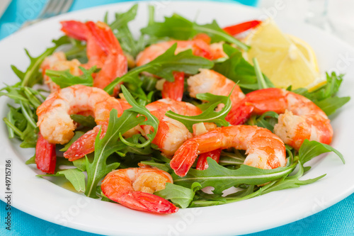 fried shrimps with rucola and lemon