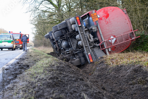 umgekippter LKW photo