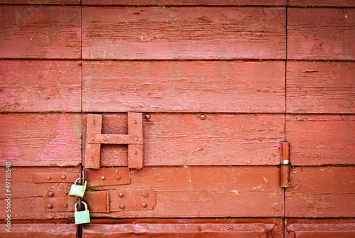 Puerta roja de madera cerrada con candado, fondo