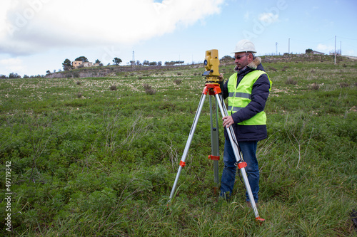 ingegnere con teodolite