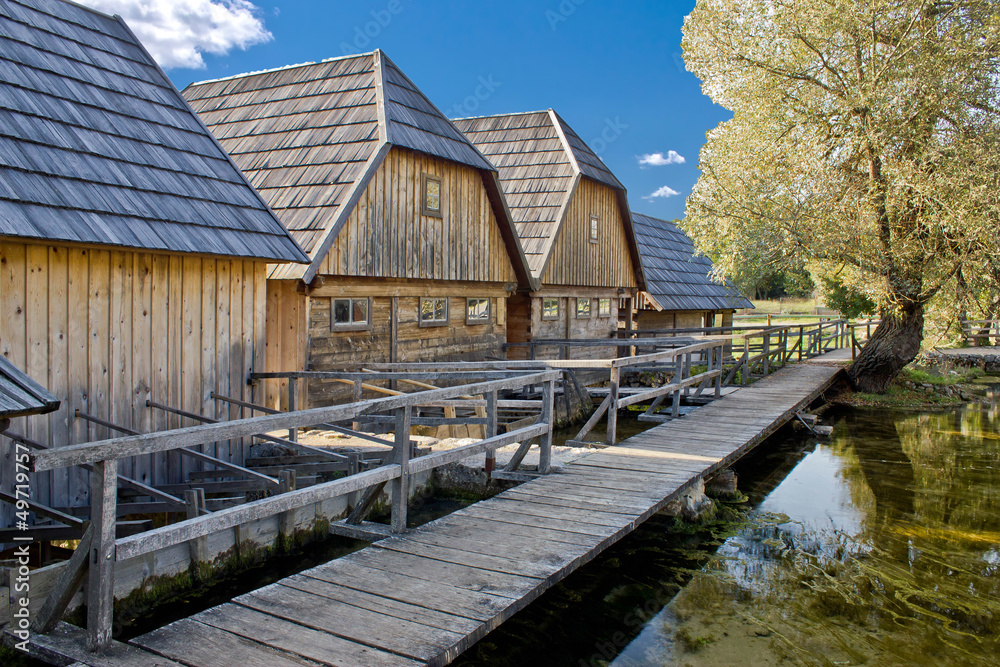 Fototapeta premium Drewniana wioska na rzece Gacka