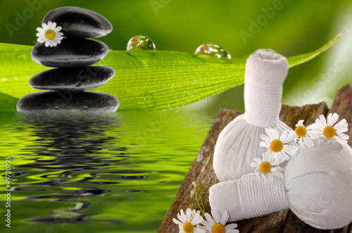 Kräuterstempel zur Massage mit Kamille photo
