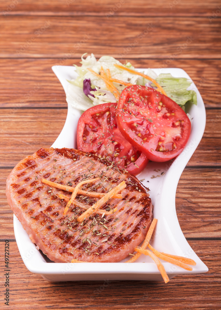 hamburguesa de pollo con zanahoria y lechuga hamburguesa de pollo con zanahoria y lechuga