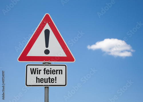 Achtung Schild mit Wolke WIR FEIERN HEUTE!