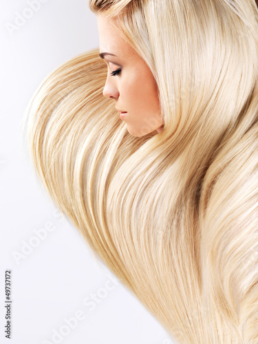 Blond woman with long straight hairs