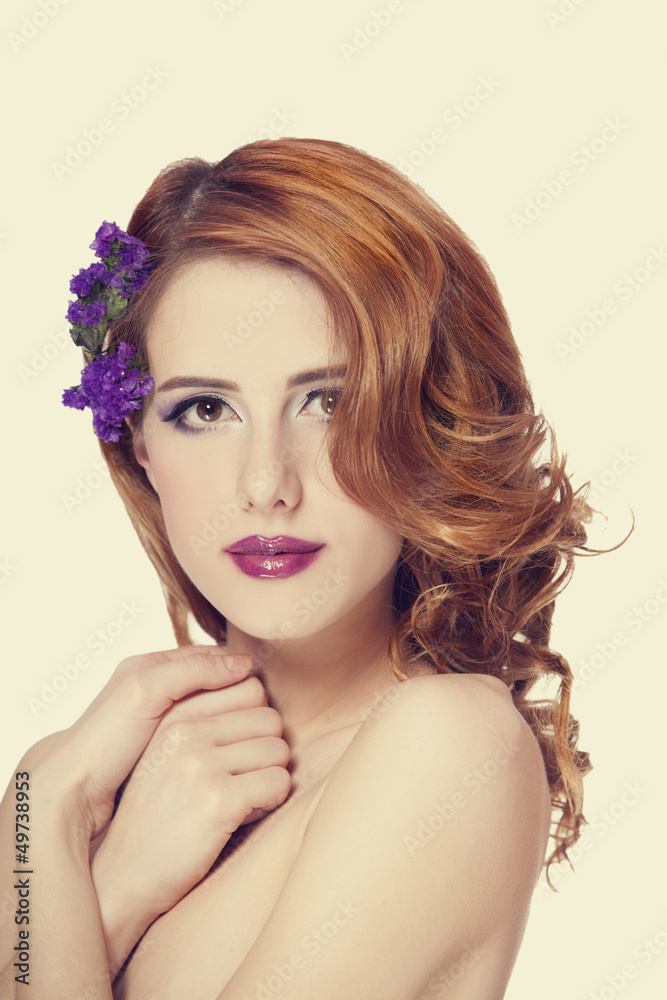 Fototapeta premium Rudzielec dziewczyna z kwiatem, odosobnionym.