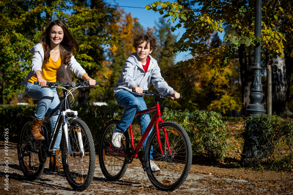 Fototapeta premium Urban biking - teens riding bikes in city