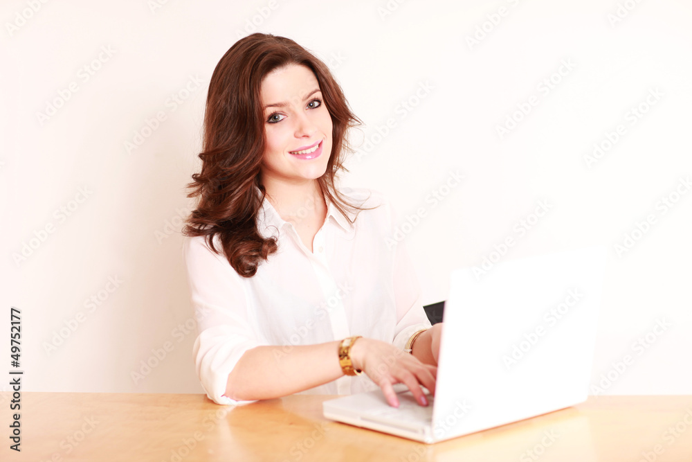 junge Frau mit Laptop