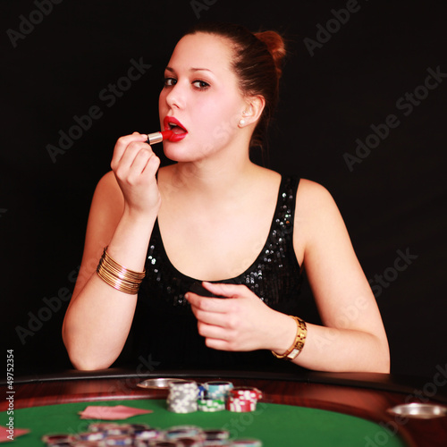 junge Frau beim Pokern