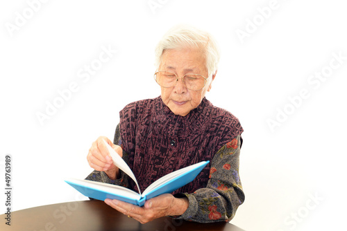 読書を楽しむ高齢者