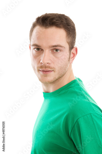 Junger Mann isoliert mit grünem T-shirt