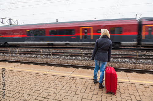 Frau wartet auf Bahnhof auf ihren Zug