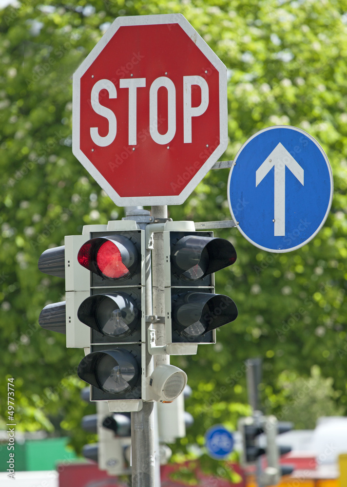 Rote Ampel und Stoppschild Stock Photo