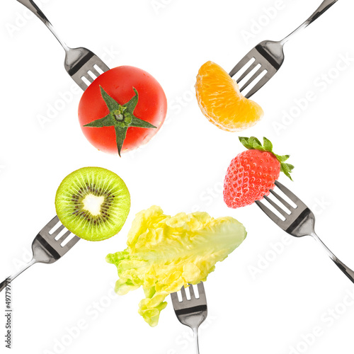 Fruits et légumes piqués sur des fourchettes