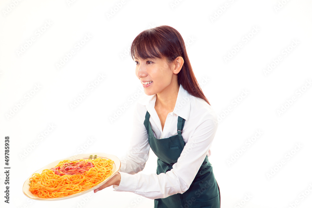 スパゲティーを運ぶ笑顔のウェイトレス スパゲティーを運ぶ笑顔のウェイトレス