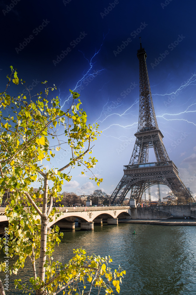 Obraz premium Beautiful colors and vegetation near Eiffel Tower and Seine rive