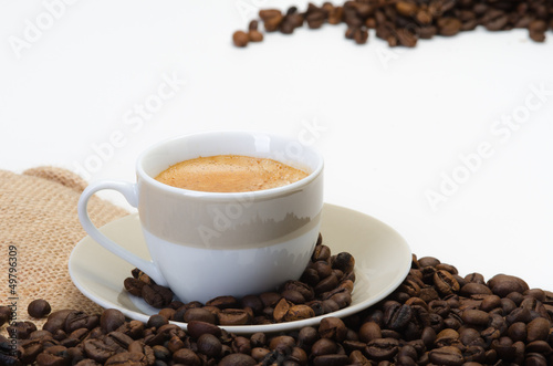 kaffeetasse und kaffeebohnen auf leinensack