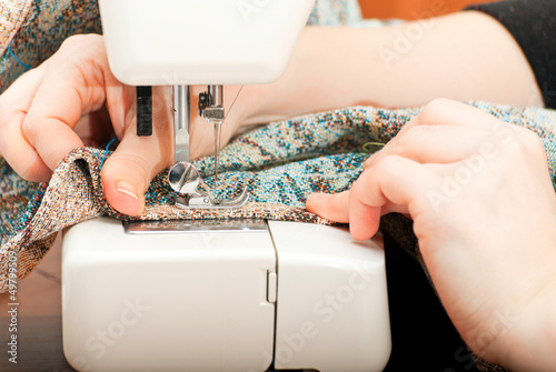 Шитье на швейной машинке © rosasto