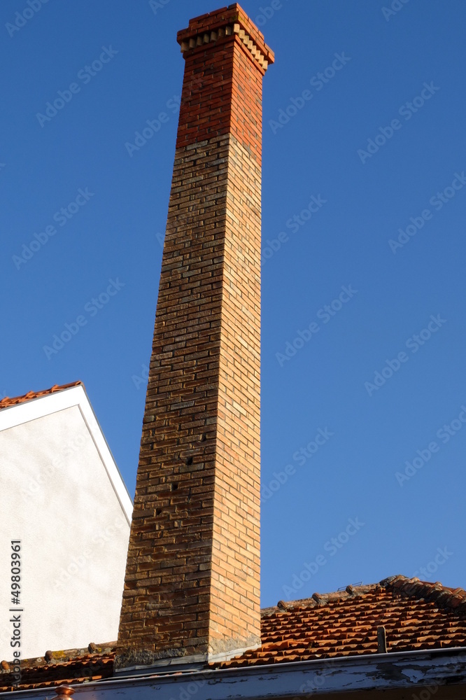Haute cheminée en brique.