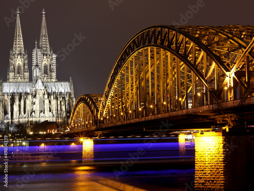 Nachtaufnahme Hohenzollernbrücke und Dom in Köln