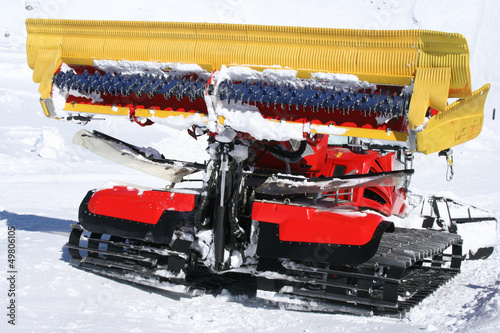 Pistenraupe im Schnee