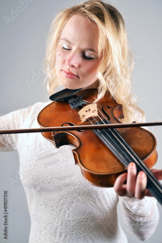 Blonde Frau und Geige