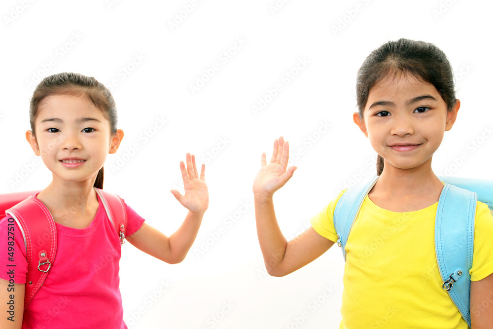 ランドセルを背負った笑顔の二人の女の子