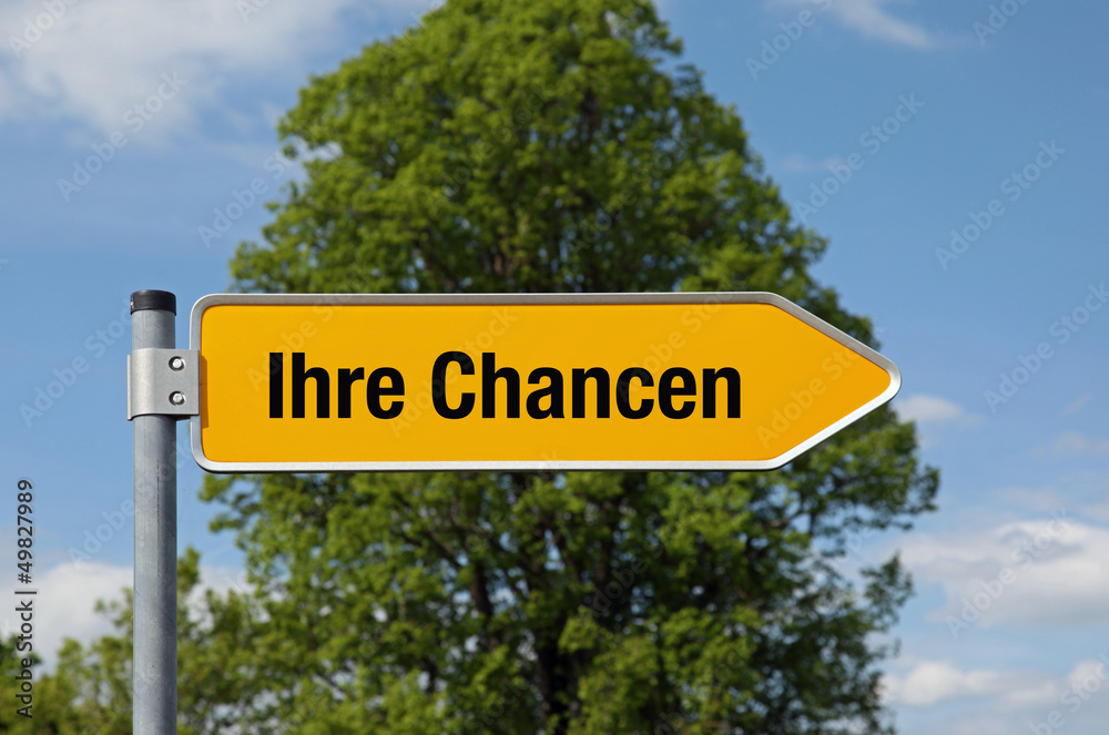 Fototapeta premium Gelber Pfeil mit Baum IHRE CHANCEN