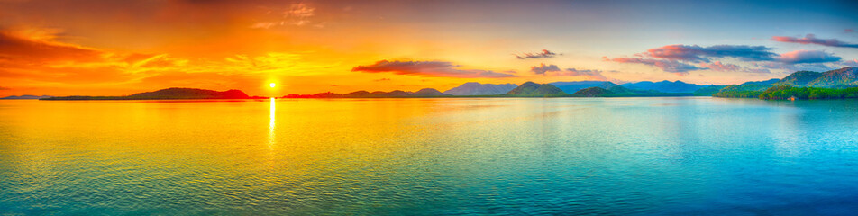 Fototapete Sonnenuntergang Sonnenuntergangspanorama  © Olga Khoroshunova