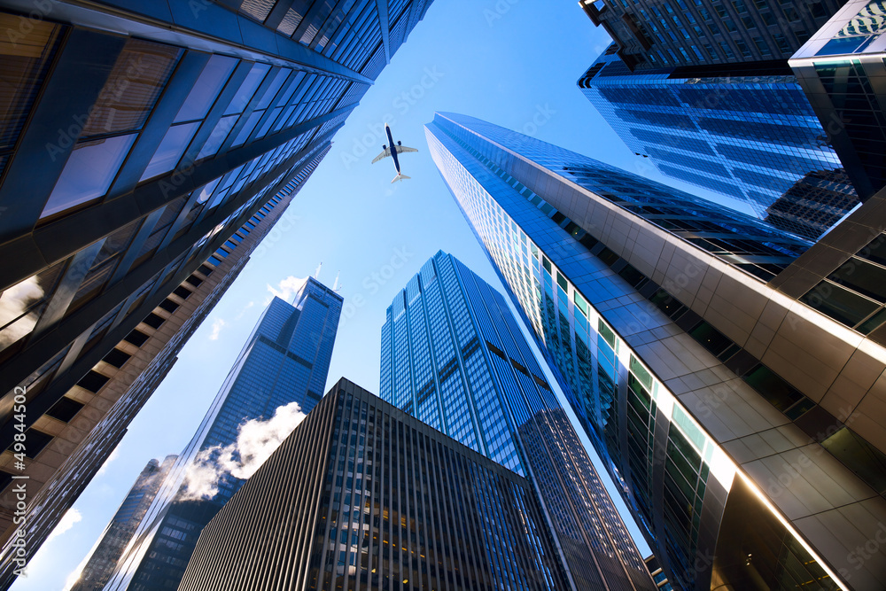 Obraz premium Patrząc na wieżowce Chicago w dzielnicy finansowej