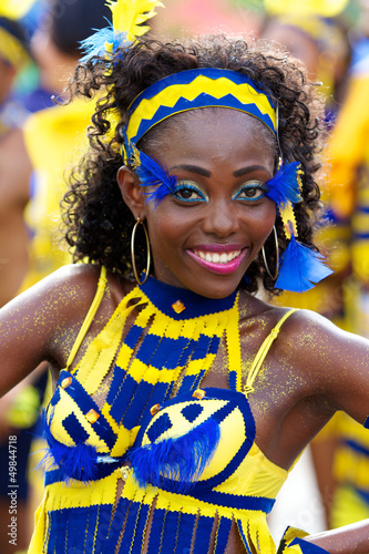 Photography jolie danseuse brésilienne afro défile à carnaval