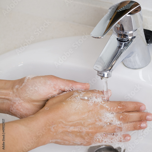 Hände mit Seife waschen