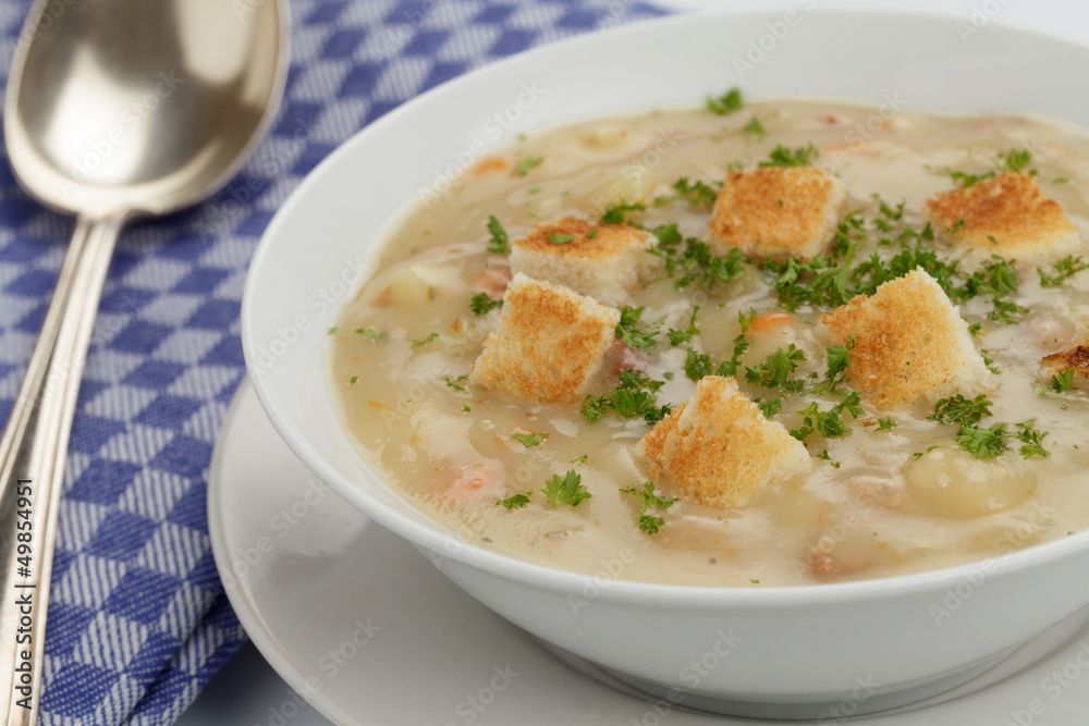 Kartoffelsuppe mit Brotcroutons