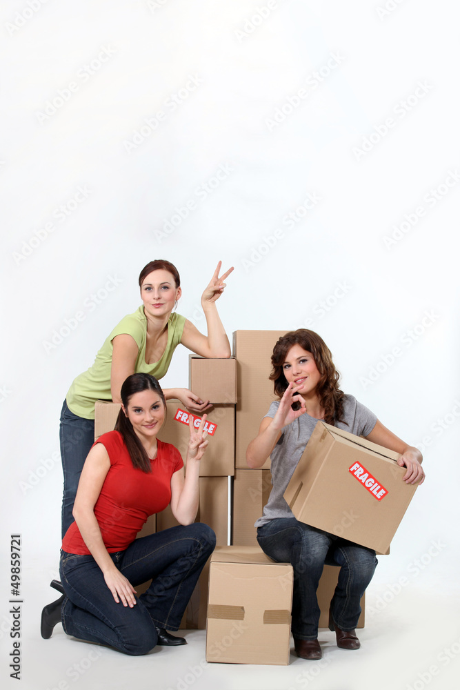 Obraz premium trio of female students moving in together